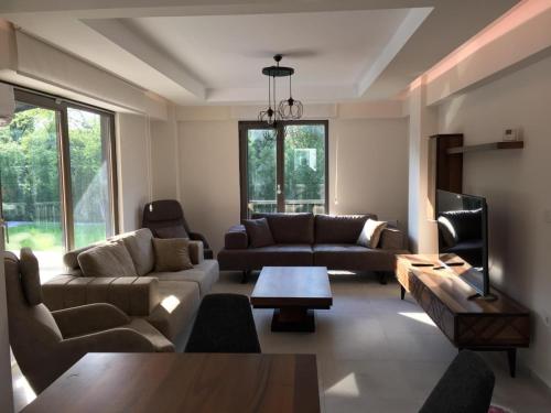 uma sala de estar com dois sofás e uma mesa em Meral Resort em Sapanca