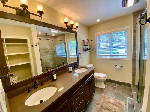 Imagen de la galería de C4 Beautiful, homey slopeside townhouse for your family getaway in the heart of the White Mountains!, en Carroll