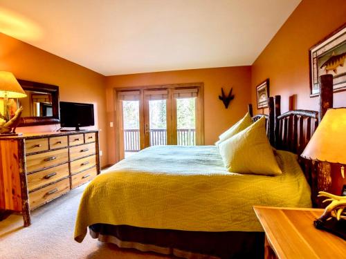 Ліжко або ліжка в номері C3 Crawford Ridge Townhome with Mt Washington views - just a short walk from ski lodge and slopes