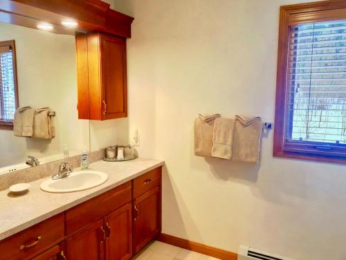 Gambar di galeri bagi C6 Beautiful views from this Crawford Ridge Townhome a short walk from the slopes di Carroll