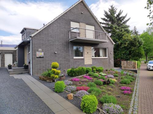 ein Haus mit Garten davor in der Unterkunft Ferienwohnung Xantener Südsee in Xanten