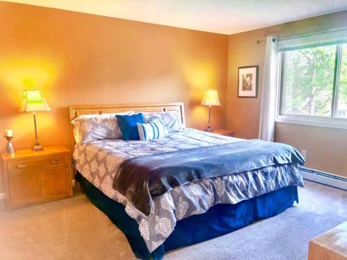 Ένα ή περισσότερα κρεβάτια σε δωμάτιο στο F3 Fairway Village Condo with great mountain views, 8 minute walk from Omni Mount Washington Hotel!