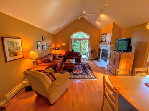 F6 Townhome with golf course and mountain views in Bretton Woods, next to Mt Washington HotelF6