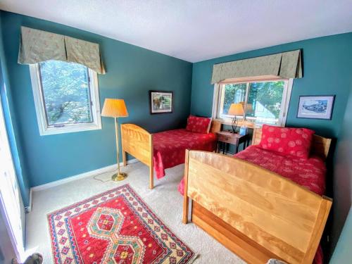 een slaapkamer met een bed, een stoel en een raam bij F6 Townhome with golf course and mountain views in Bretton Woods next to Mt Washington HotelF6 in Carroll