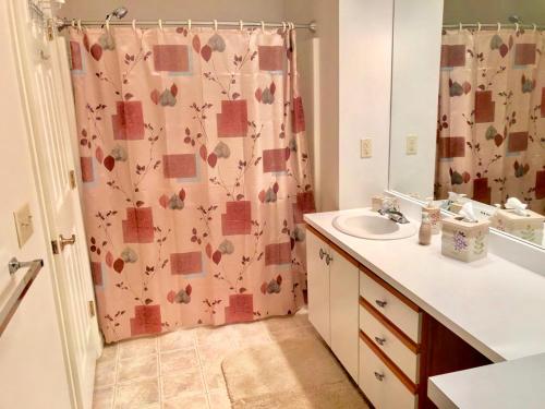 A bathroom at G4 Modern home with AC within walking distance of golf course and Mt Washington Hotel