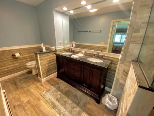 Ένα μπάνιο στο G5 WOW Stunning single level home next to golf course and Mt Washington Hotel AC skiing