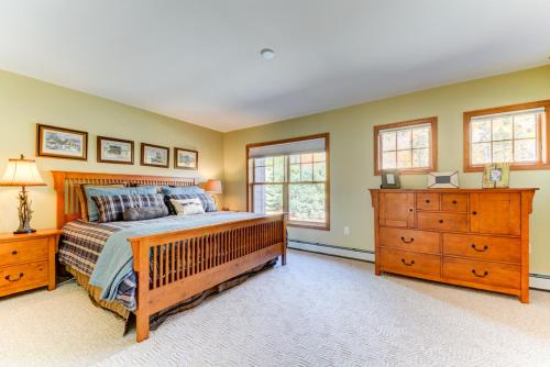 Schlafzimmer mit einem Bett, einer Kommode und Fenstern in der Unterkunft H4 Ski Slope Views! Bretton Woods condo with easy access to Mt Washington, Skiing, White Mountains! in Carroll