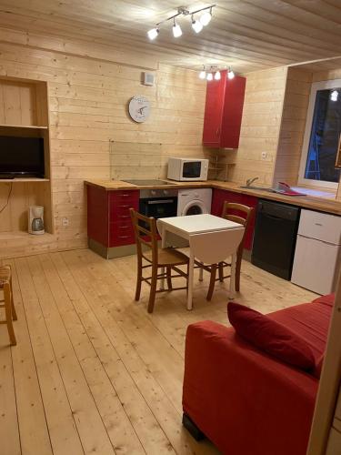 een keuken met een tafel en stoelen in een kamer bij Studio Huguette in Courchevel