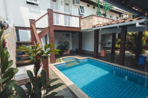 a swimming pool in the courtyard of a house at Pousada Sossego de Búzios in Búzios