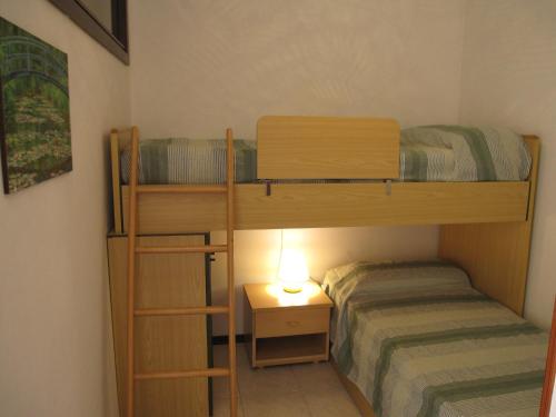 two bunk beds in a small room with a lamp at Appartamento A Mare in Grado