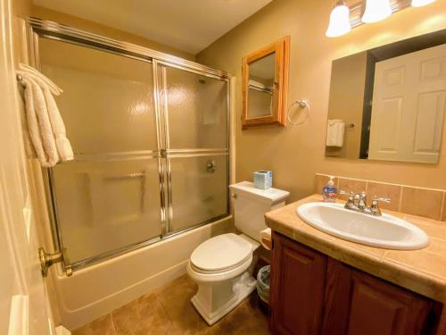 Phòng tắm tại W8 Mount Washington Place Townhome great slope views fireplace large deck yard and ping pong