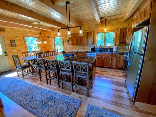 Kuchyň nebo kuchyňský kout v ubytování UV Log home with direct Cannon Mountain views Minutes to attractions Fireplace Pool Table AC