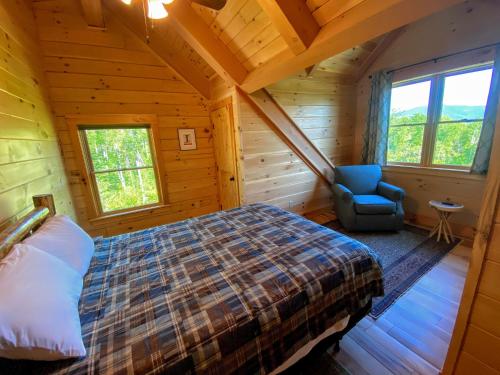 Katil atau katil-katil dalam bilik di UV Log home with direct Cannon Mountain views Minutes to attractions Fireplace Pool Table AC