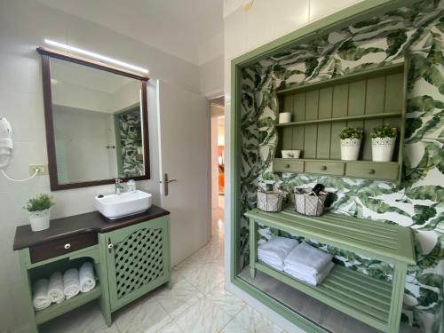 ein Bad mit einem Waschbecken und einem Spiegel in der Unterkunft CASA DIEGO in Tegueste