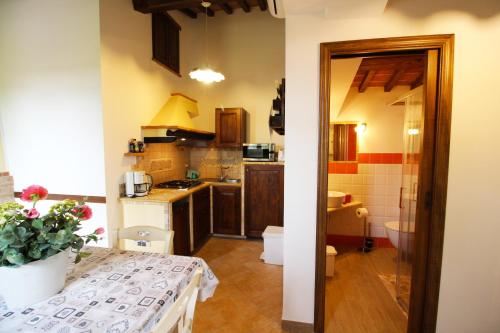 una pequeña cocina con mesa en una habitación en Casa Cervognano, en Montepulciano