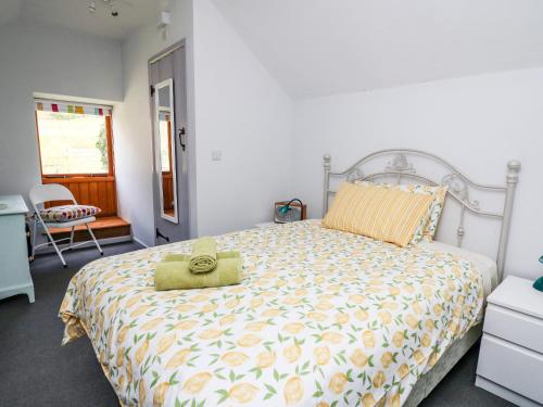een slaapkamer met een bed met een gele tas erop bij The Shepherd's Bothy on Blaenbrynich Farm in Brecon