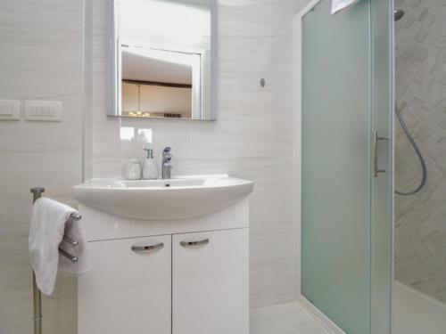uma casa de banho branca com um lavatório e um chuveiro em Villa Bloom Garden em Rupići