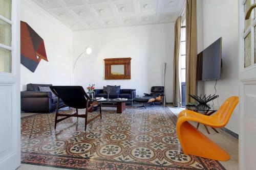 een woonkamer met een bank en een tafel en stoelen bij 4BNB - Tiberina Spacious Apartment in Rome