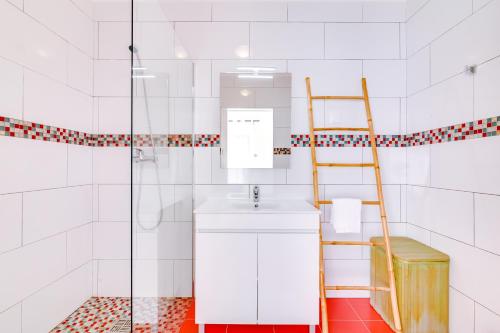 baño con lavabo blanco y escalera en SEA VIEW LARANJEIRAS, en Quelfes