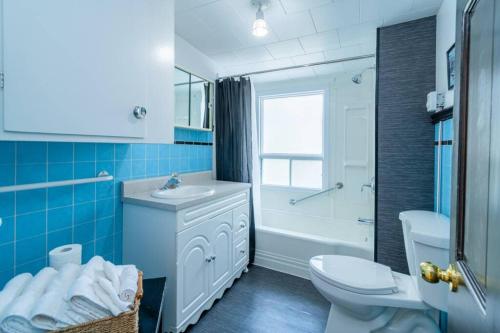 une salle de bain avec toilettes, lavabo et douche dans l'établissement Refuge du Massif - Halte au cœur du village, à Saint-Philémon