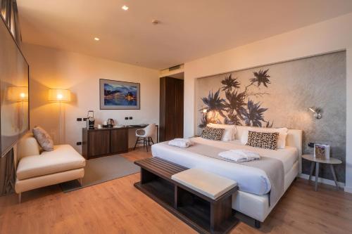 ボローニャにあるSavhotel Aemilia Bolognaのベッドと椅子付きのホテルルーム