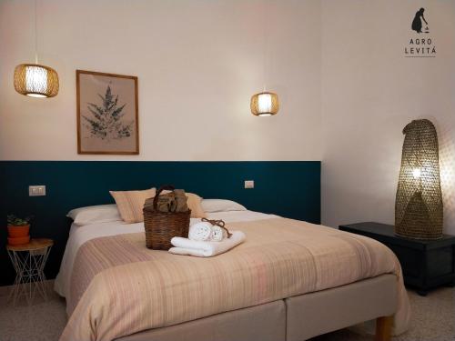 een slaapkamer met een bed met een mand erop bij Agro Levità in Locorotondo