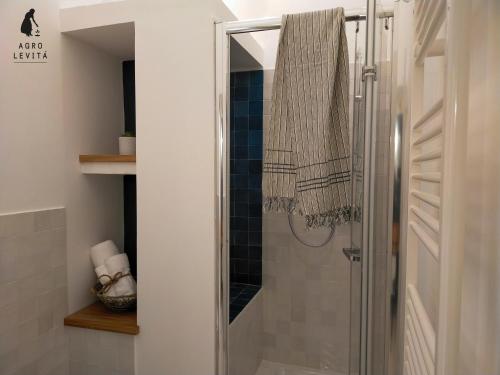een badkamer met een douche en een handdoek. bij Agro Levità in Locorotondo
