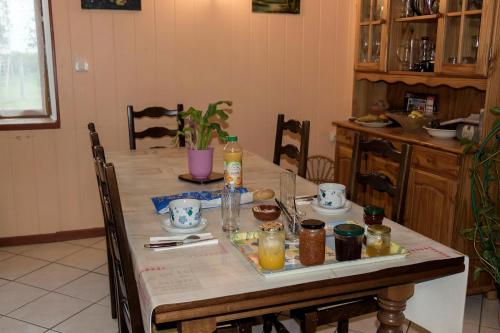 een tafel in een keuken met een tafel sidx sidx sidx bij Le Pré de Luceau in Blet