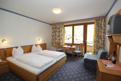เตียงในห้องที่ Hotel Bärenbachhof - Joker card included in summer