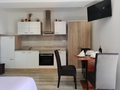 Kuchyň nebo kuchyňský kout v ubytování Apartments Mladenka