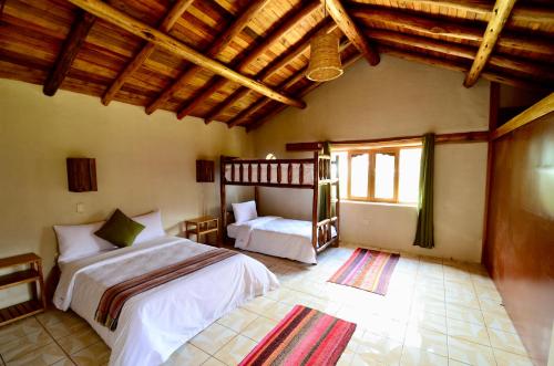 เตียงในห้องที่ Kinsapacha Eco Lodge Farm