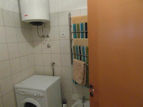 une petite salle de bains avec toilettes et lumière dans l'établissement BENTLEY - Sea-view - 2 bedroom apartment, à Premantura