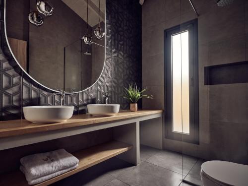 a bathroom with two sinks and a mirror at Villa Fabiana in Kypseli