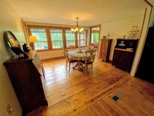 Dapur atau dapur kecil di GC Adorable home 20 minutes from CannonFranconia Notch Fire Pit wifi laundry Pet friendly