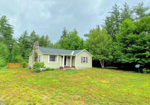 Taman di luar GC Adorable home 20 minutes from CannonFranconia Notch Fire Pit wifi laundry Pet friendly