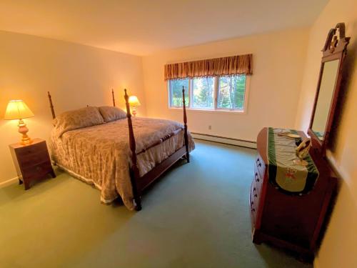 - une chambre avec un lit et une guitare dans l'établissement F9 Fairway Village home on the Mt Washington golf course - in the heart of Bretton Woods, à Carroll