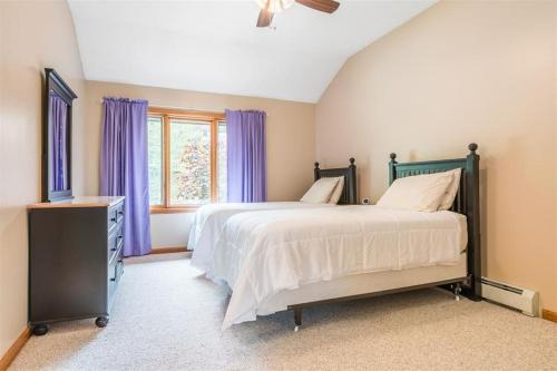 - une chambre avec un lit et une fenêtre avec des rideaux violets dans l'établissement V3 Gorgeous SKI-IN Mountain View Townhouse with great views in Bretton Woods Fast wifi, à Carroll