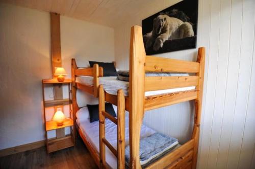 Säng eller sängar i ett rum på Appartement de 2 chambres a Champagny en Vanoise a 40 m des pistes avec jardin clos et wifi