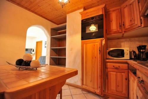 Ett kök eller pentry på Appartement de 2 chambres a Champagny en Vanoise a 40 m des pistes avec jardin clos et wifi