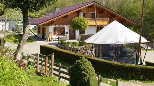 uma casa com uma tenda branca em frente em Haus Alpenrose zum Vic em Wermelskirchen