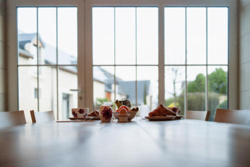 Châtillon-sur-IndreにあるLa Poignardièreの食べ物の皿が置かれたテーブル