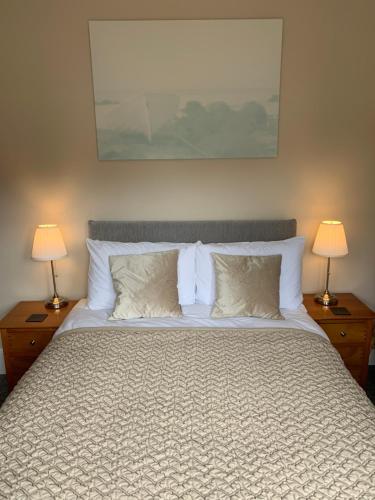 Ein Bett oder Betten in einem Zimmer der Unterkunft The Chestnuts