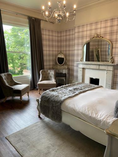 Tempat tidur dalam kamar di Dunedin Country House