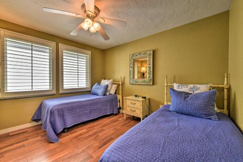 Ένα ή περισσότερα κρεβάτια σε δωμάτιο στο Bright Coastal Condo Walk to Lido Key Beach!