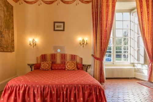 Un pat sau paturi într-o cameră la Château du Marais
