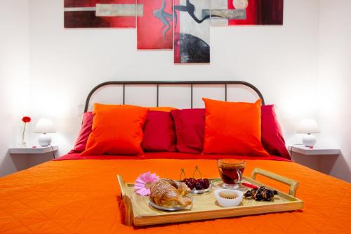 un vassoio di cibo seduto sopra un letto di Apart Suites Marina a Cagliari