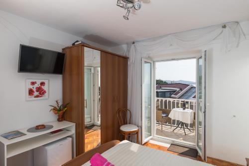 米利尼的住宿－Rooms Tupina By Paulina，一间卧室设有一张床,享有阳台的景色