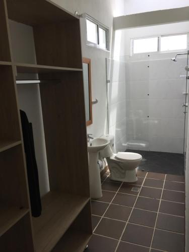 a bathroom with a toilet and a sink at Finca La Ranchera No. 2 in Tarso