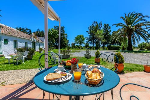 un tavolo blu con cibo per la colazione su un patio di Hotel-Apart CORTIJO LAS PIÑAS a Tarifa