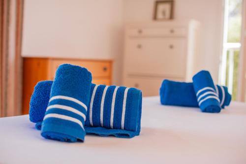un grupo de toallas azules sentadas en una mesa en Villa Payu en Ciutadella